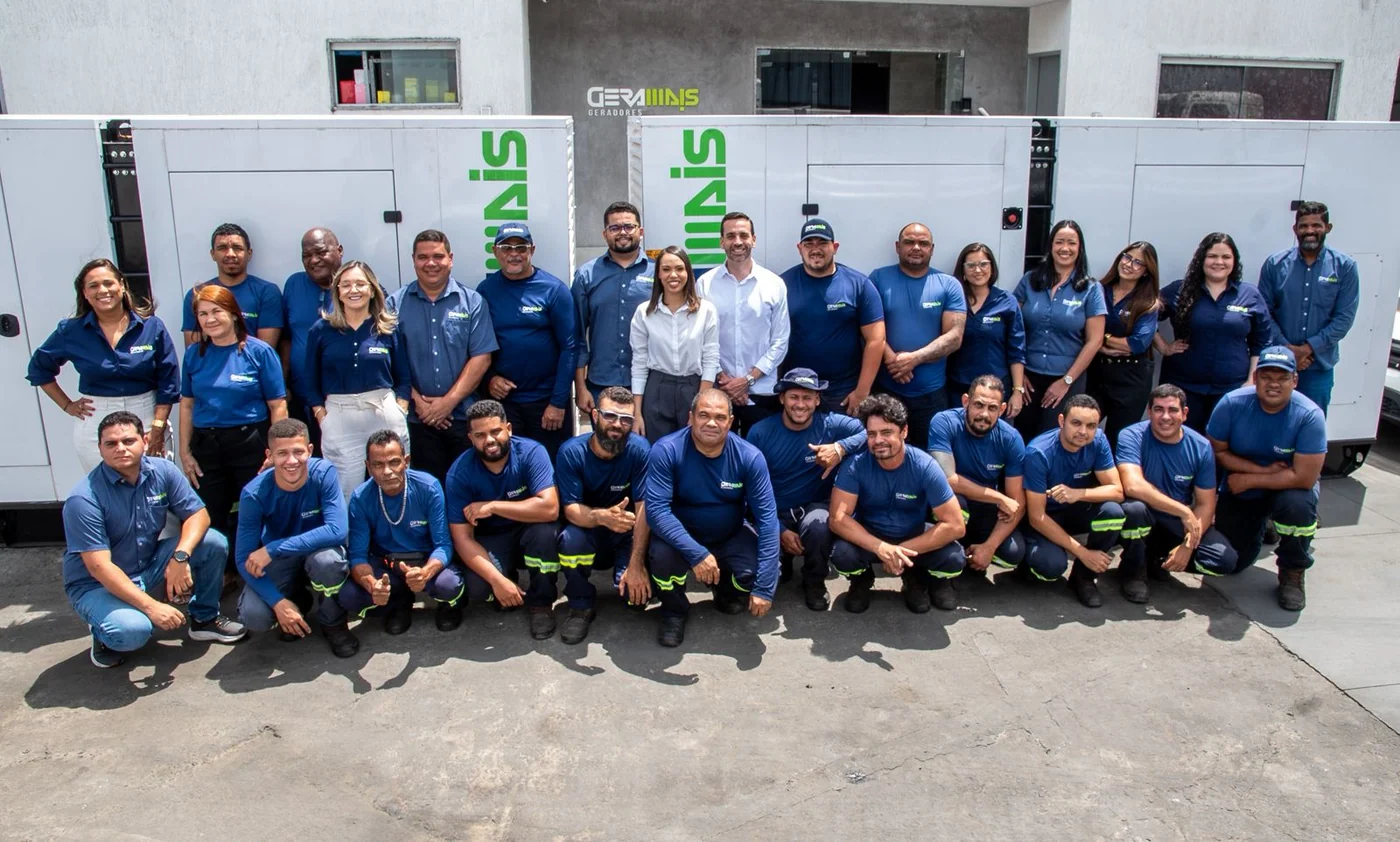 Equipe completa GeraMais Geradores em Recife — técnicos NR-10, comercial e administrativo, com geradores em frota própria ao fundo